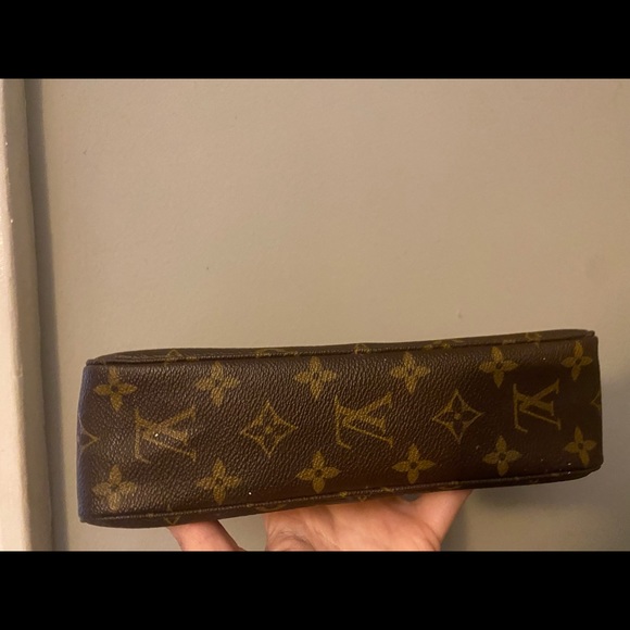 Louis Vuitton Toiletry bag! - Picture 5 of 11